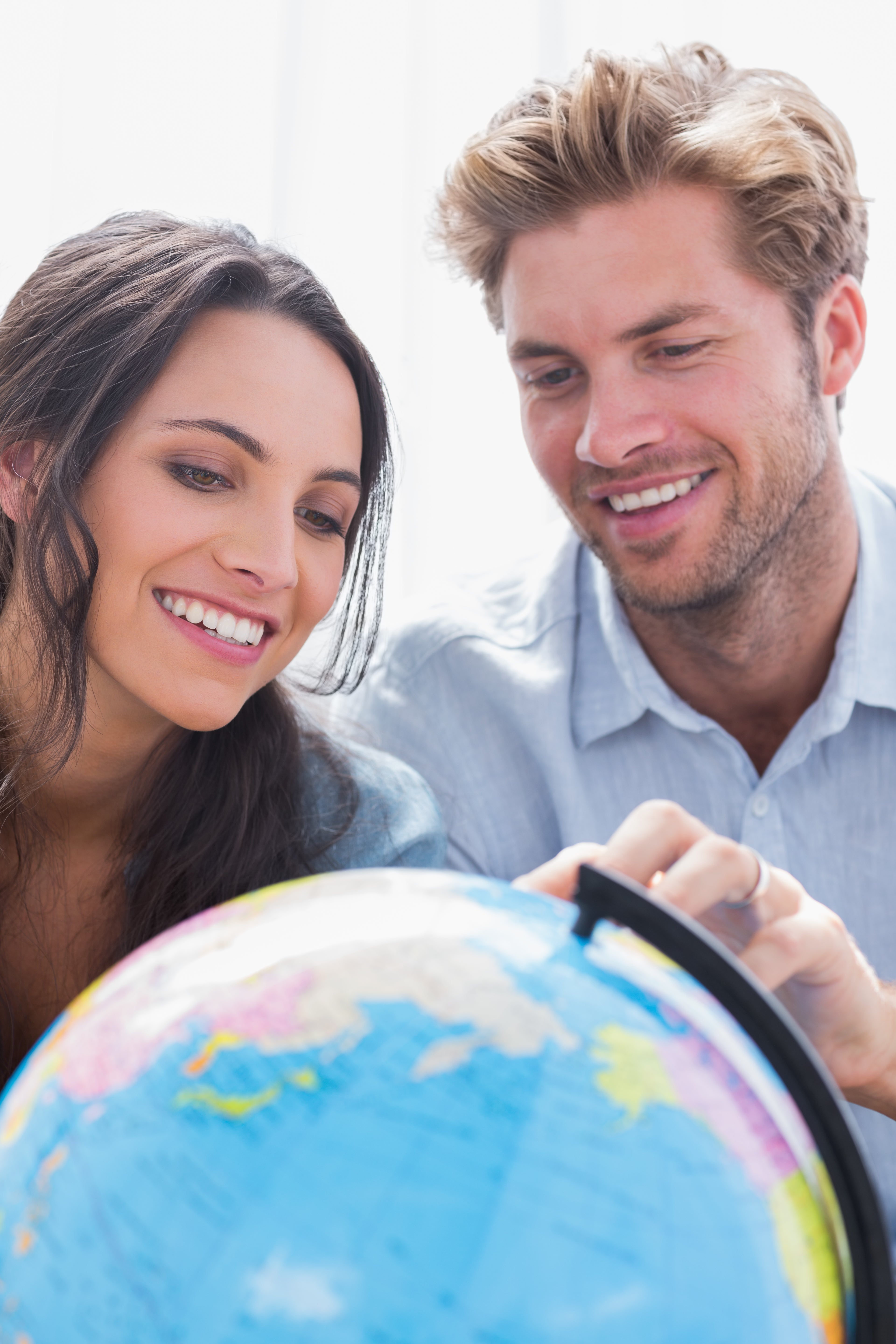 Parejas que viajan por trabajo: cómo mantener la conexión cuando la distancia es solo temporal